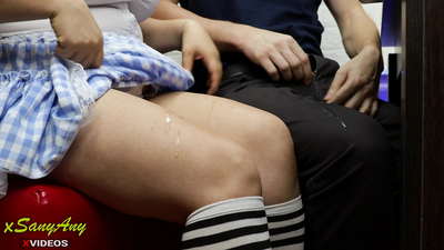 សិស្សសាលាវ័យក្មេង លេងសើចនឹងមិត្តរួមថ្នាក់ ធ្វើកិច្ចការផ្ទះ-xsanyAny